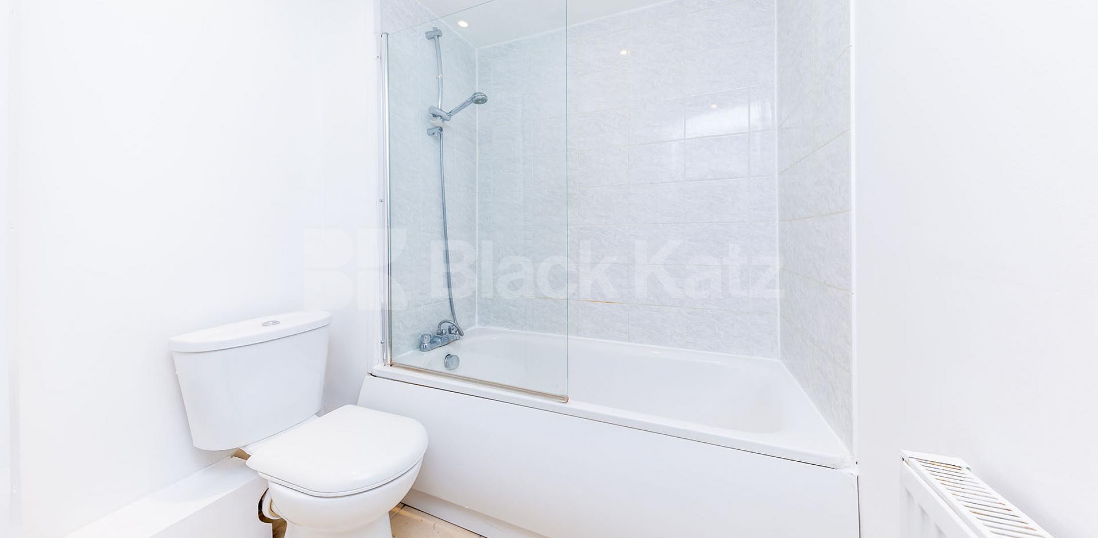 Two double bedrooms in the heart of Camden mins to Regents Park and Tube Camden High Street, Camden